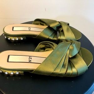 N21 Satin Signature Knot Crystal Slide Sandals